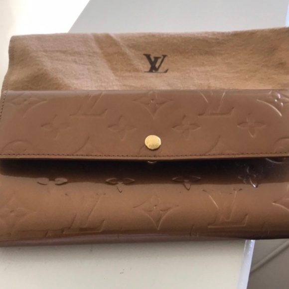 LOUIS VUITTON PATENTED LEATHER MONOGRAM CLUTCH. - Picture 1 of 3